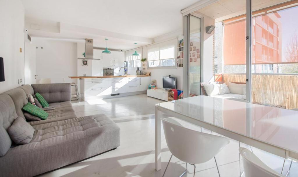 Magnificent Apartment Close To The Beach Sant Adria de Besos Luaran gambar