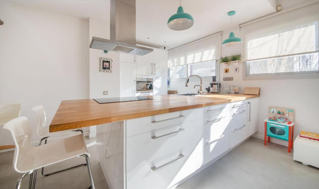 Magnificent Apartment Close To The Beach Sant Adria de Besos Luaran gambar